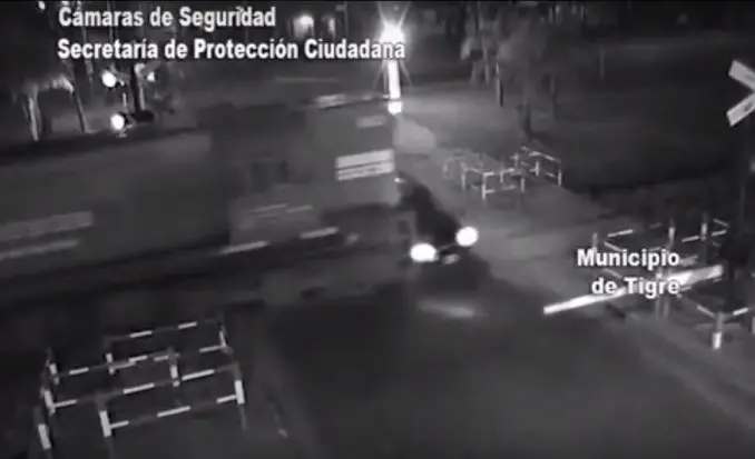 Tigre: Cruzó con barrera baja, lo embistió el tren y se salvó de milagro