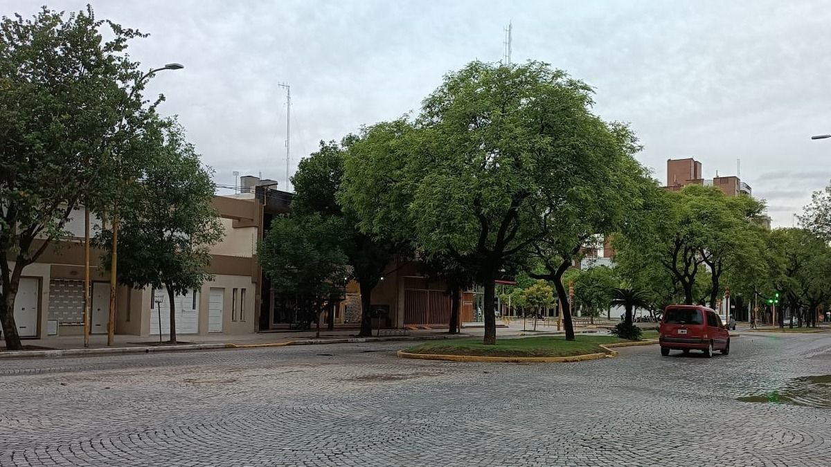 El clima está nublado y se esperan lluvias en la ciudad.