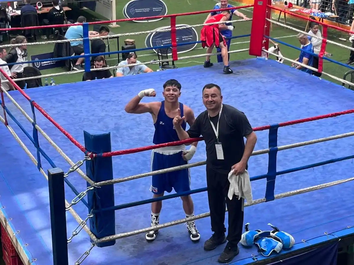 Tiziano Hermosilla junto a su entrenador Juan Carlos Martínez.