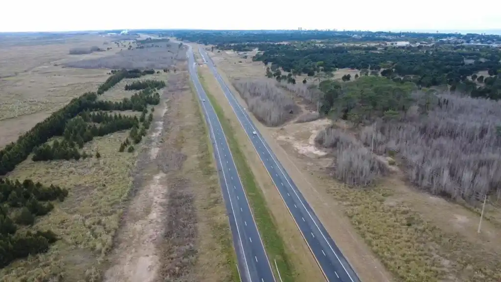 La doble mano de la Ruta 11 entre Villa Gesell y Mar Chiquita.