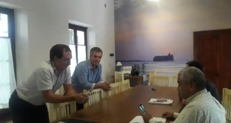 El intendente se reúne con funcionarios en la Casona 1830 mientras refaccionan su despacho