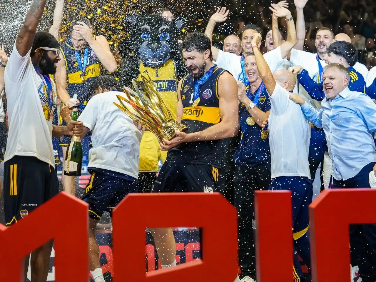 Sebastián Vega levantó su primera copa como capitán de Boca Juniors