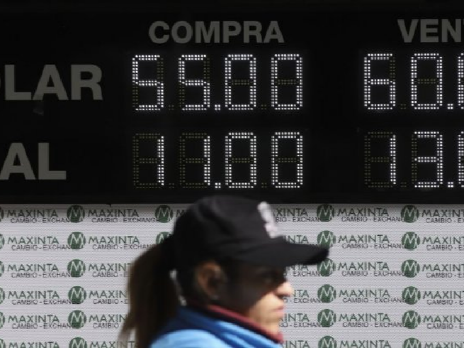El dólar abre con leve alza y se vende cerca de $59 tras los anuncios de Macri