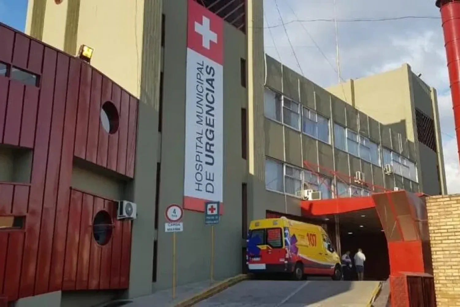 Un hombre de 59 años cayó de un edificio y se salvó de milagro en la ciudad de Córdoba