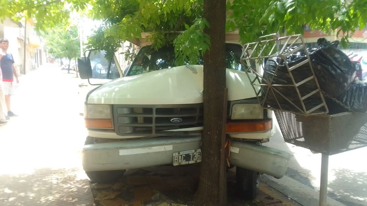 El conductor de un camión perdió el control del vehículo y se estrelló contra un árbol