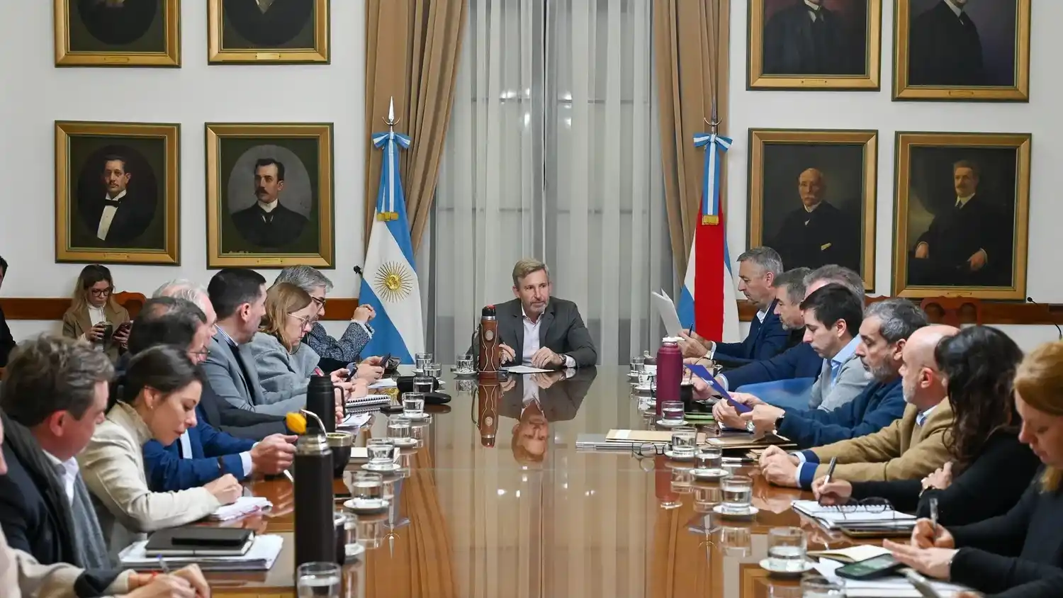 Obras, seguridad y actos por el 20 de junio estuvieron en la agenda de la reunión de gabinete