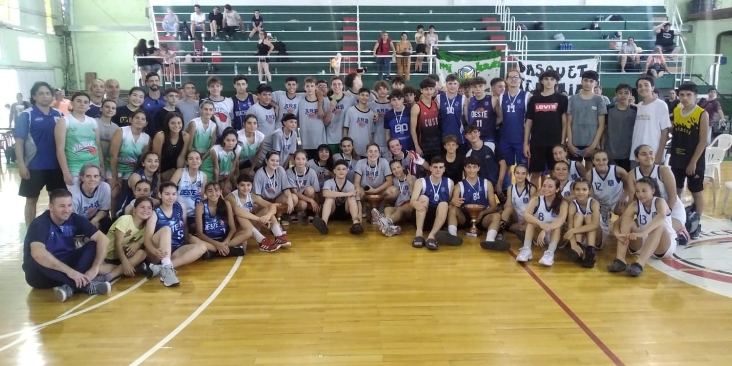 Todos los chicos que participaron del torneo posando juntos.