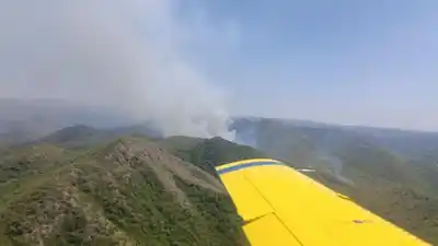 Bomberos siguen combatiendo el incendio en la zona entre La Calera y Saldán