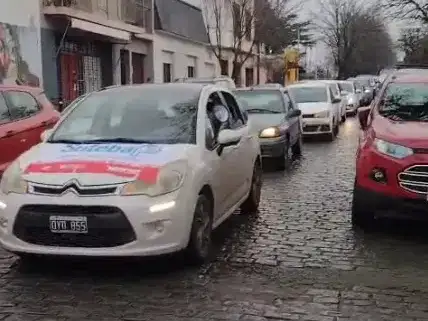 La convocatoria comenzó frente a la sede gremial de San Martín al 1100, desde donde docentes y afiliados iniciaron el recorrido que culminó en la Plaza Independencia.