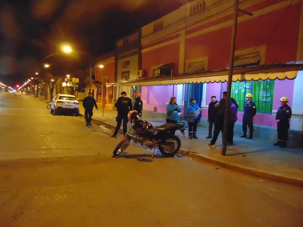 La moto en la que se movilizaban los jóvenes.