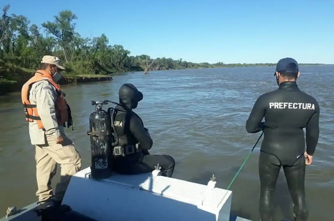 Desesperada búsqueda de dos pescadores que cayeron de un bote al río Paraná