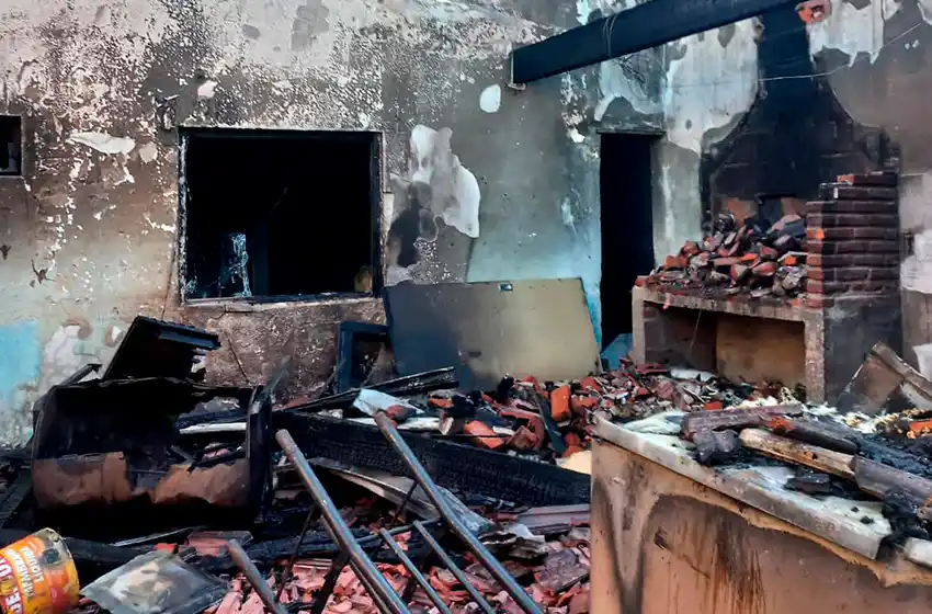 Todo por un celular: le rompió el parabrisas del auto y, en venganza, le incendió la casa