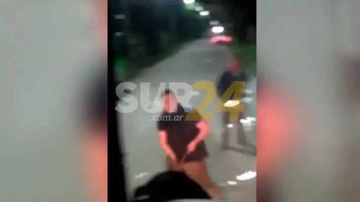 Ataque de locura: un chofer rozó a un auto y el dueño se bajó y destruyó el colectivo