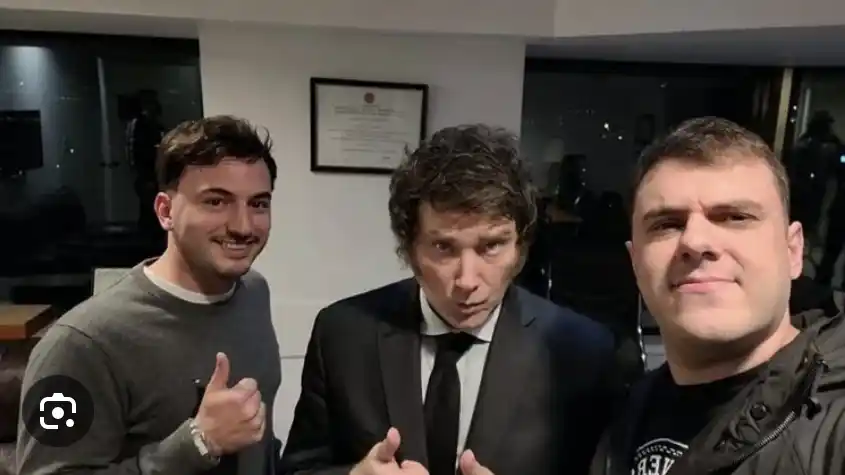 Mogólico. Agustín Romo, junto a Javier Milei y el Gordo Dan.