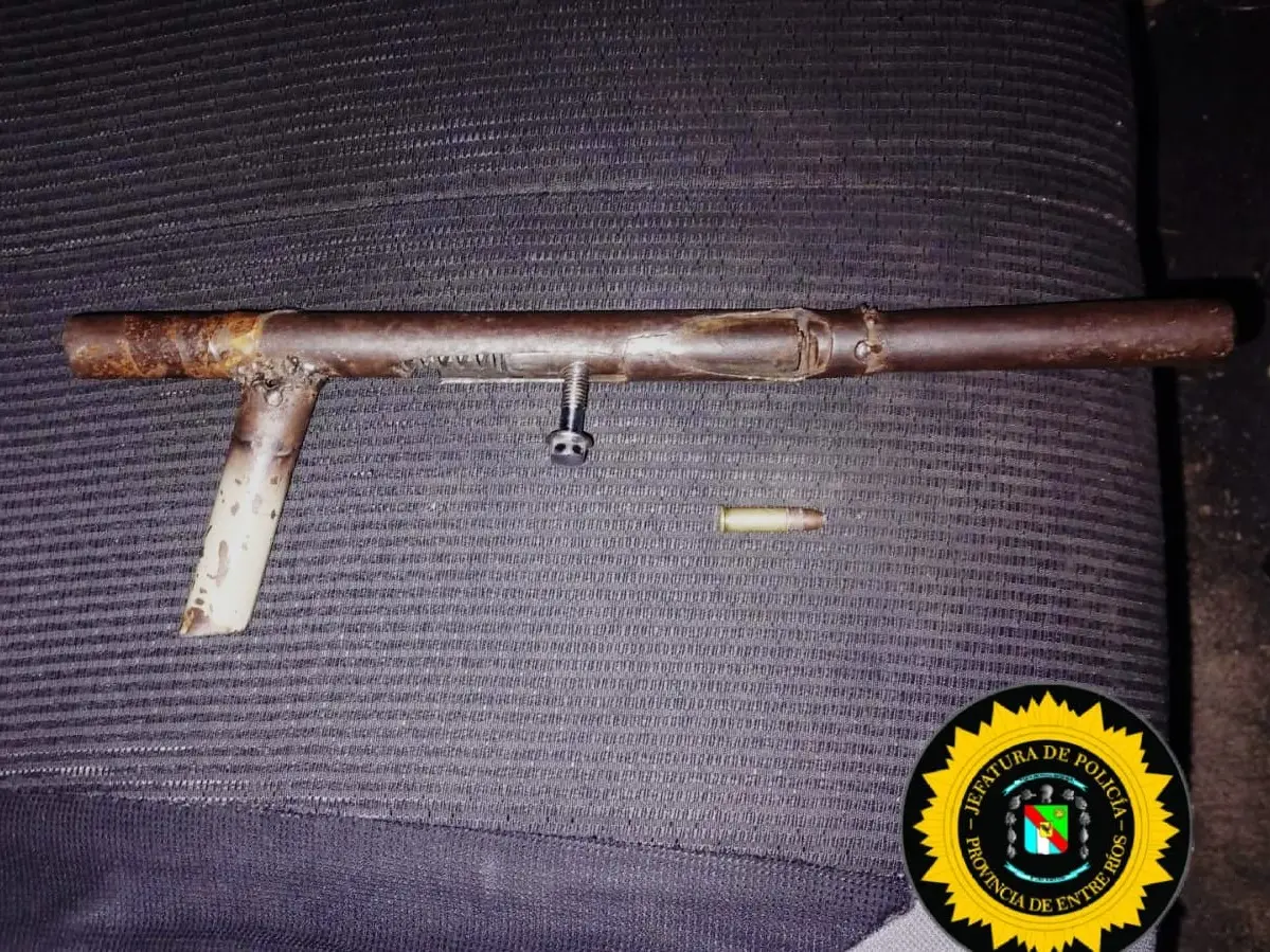 Cuatro hombres armados en una plaza: dos eran menores y secuestraron un arma casera