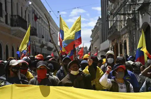 ¡SE PARÓ DE LA MESA DE DIÁLOGO! Presidente de Ecuador se salva de ser destituido