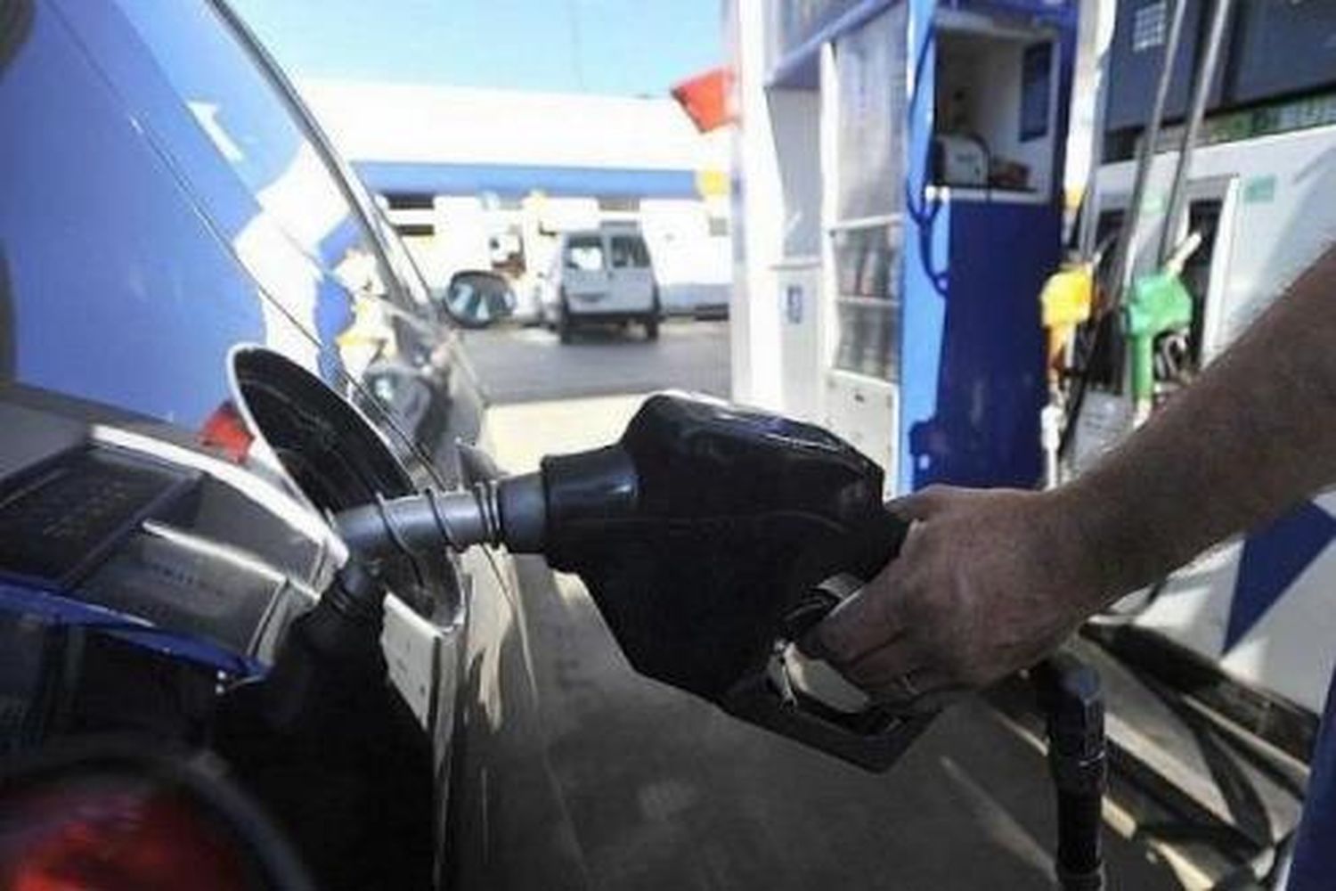 Alberto Fernández ordenó a YPF dar marcha atrás con la suba del 5% en combustibles