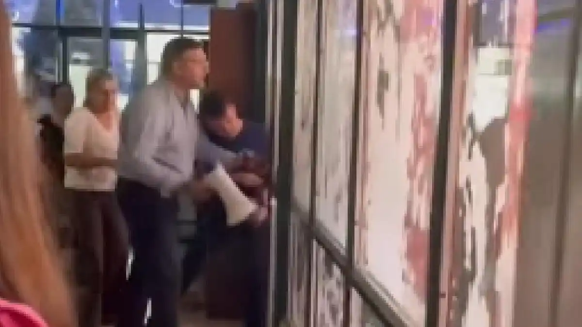 Un grupo de estudiantes intentó ingresar por la fuerza a la escuela.