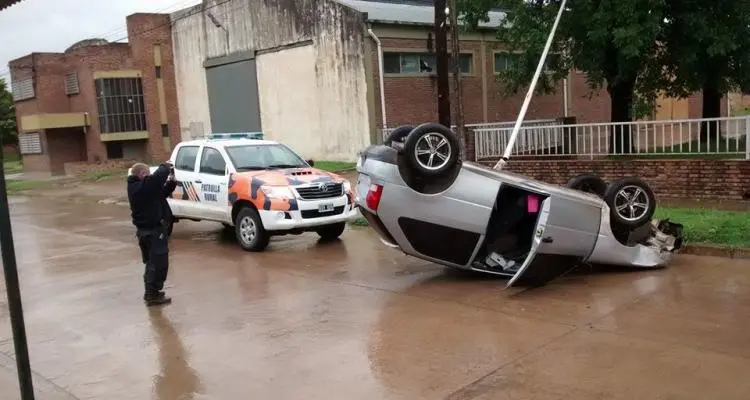 Circulaba por calle Caseros y volcó