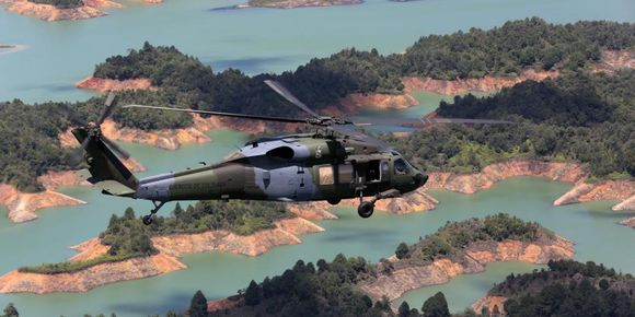 Hallan cuerpos de dos militares tras caída de un helicóptero en Colombia