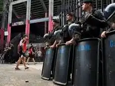 Mucha seguridad para custodiar las instalaciones y alrededores del "Coloso M.Bielsa" en el Parque Independencia. Foto: Rosario3