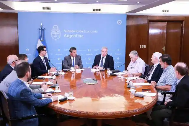 Massa y Perczyk firmaron un tope a los aumentos de cuotas de los colegio