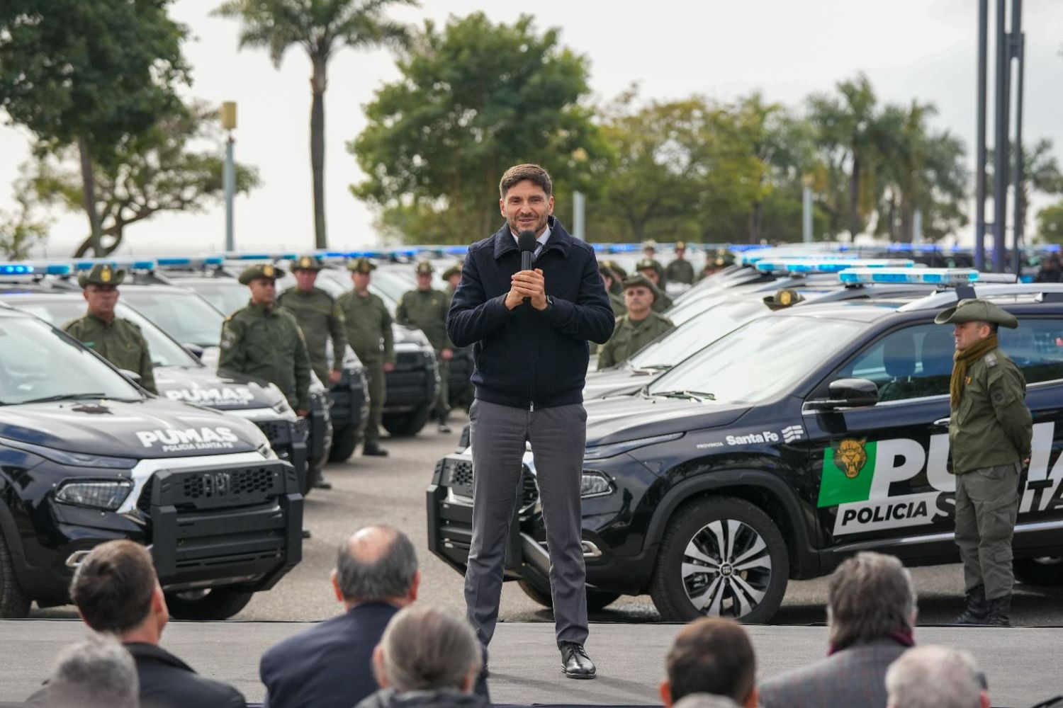 El gobernador hizo entrega de 117 camionetas para la capital provincial.