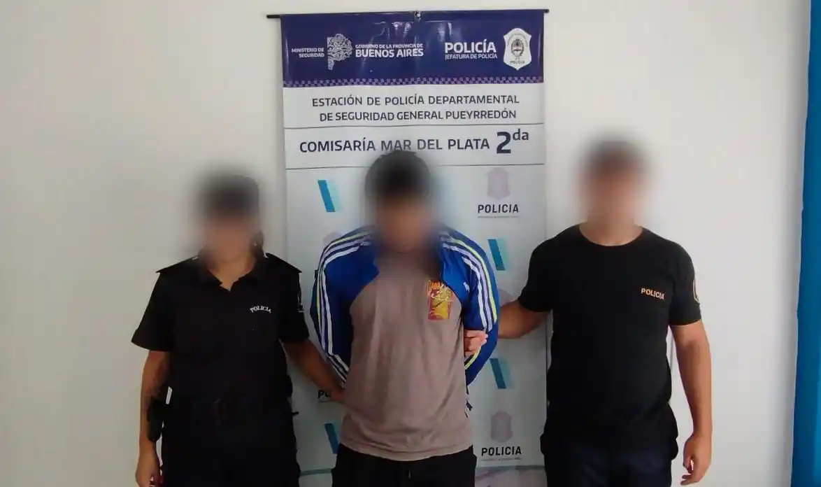 El hombre fue retenido por los pasajeros del transporte hasta la llegada de la policía.