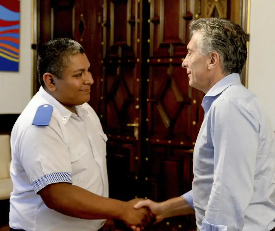 Macri recibió al policía que mató al  ladrón que apuñaló a un turista 