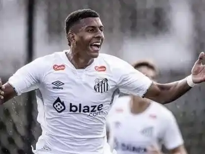 Alejandro Villarreal con la casaca del Santos.