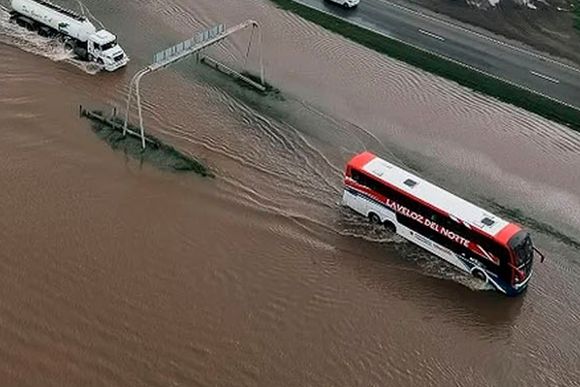 Anegamientos en rutas por tormentas fuertes: colectivos que partieron de Rosario quedaron varados