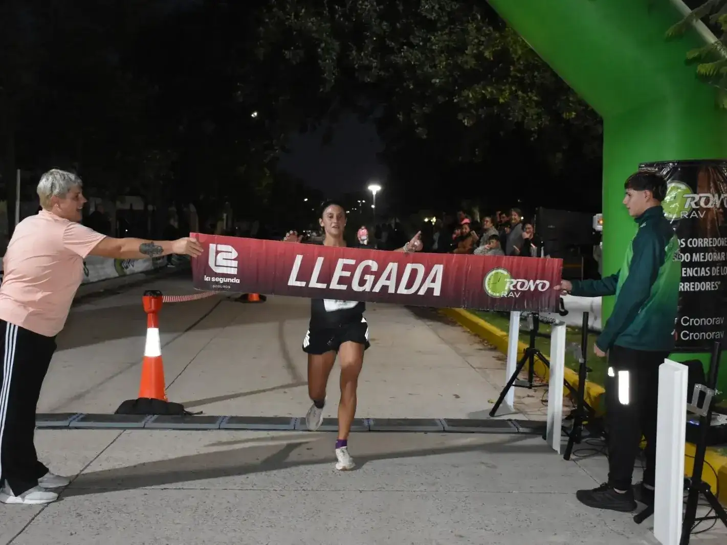 La ganadora de la primera edición arriba a la meta ante el aplauso de la concurrencia. Foto: Gentileza