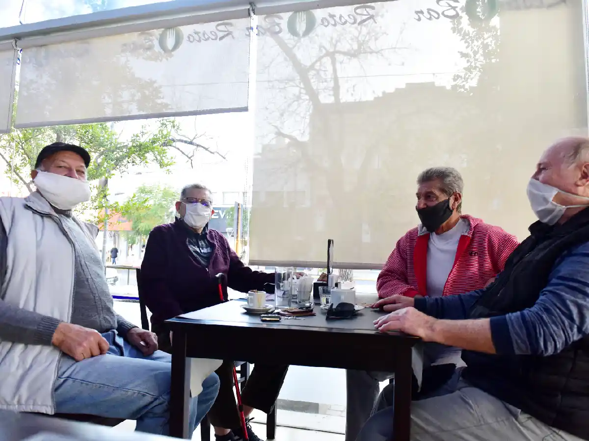 Los locales gastronómicos hoy podrán abrir hasta la medianoche 