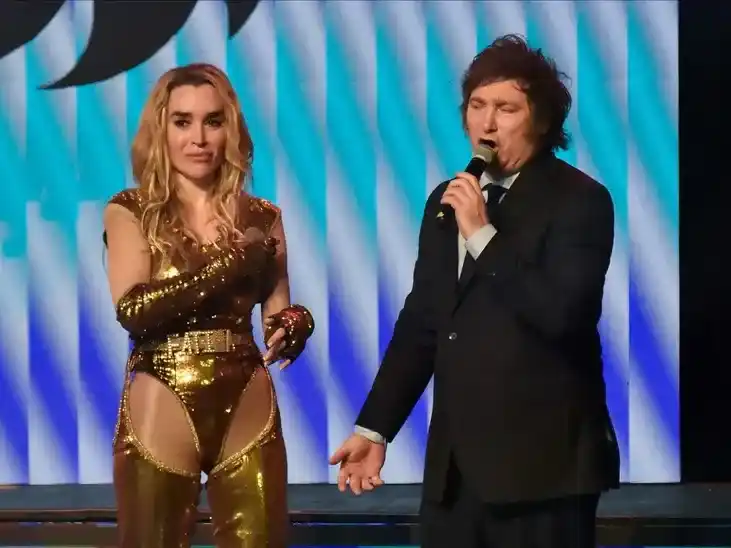 Javier Milei y Fátima Florez compartieron escenario, risas y abrazos