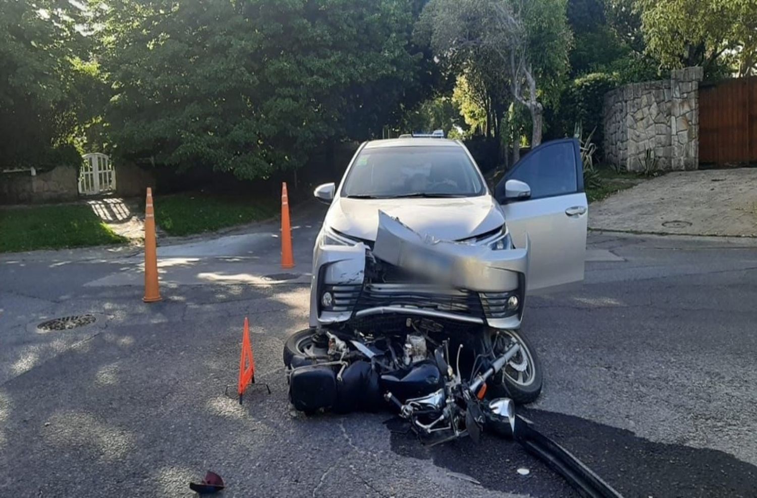 Choque entre auto y moto terminó con una persona con politraumatismos