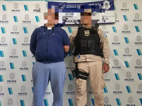 Detuvieron a un hombre con un auto robado y documentación falsa en el barrio Bernardino Rivadavia