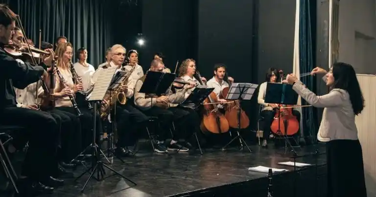 La orquesta y el Coro Amigos de la Lírica brilló en la Sarmiento