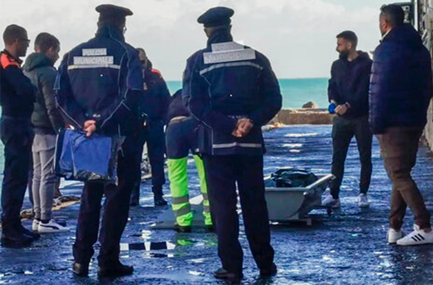 Murió una turista argentina arrastrada por una ola mientras fotografiaba una tormenta