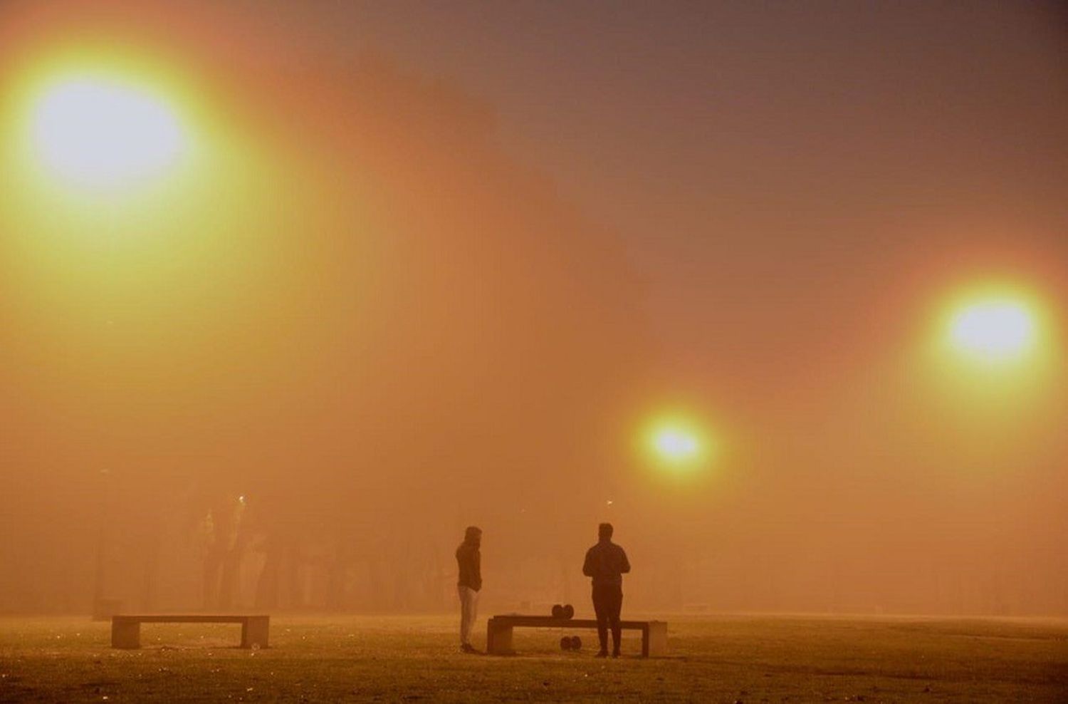 La niebla tapó la ciudad y complicó la visibilidad en el inicio de este martes