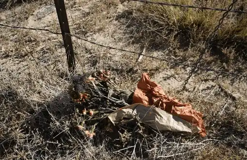 En las afueras del rancho donde disparó Alec Baldwin los fanáticos dejan flores. Foto AFP
