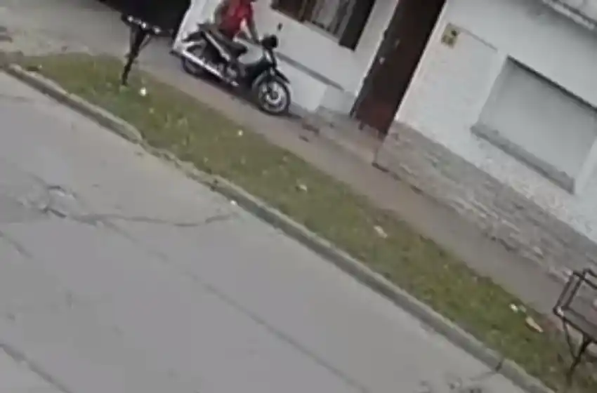 Video: quiso robar una moto, lo descubrieron y huyó