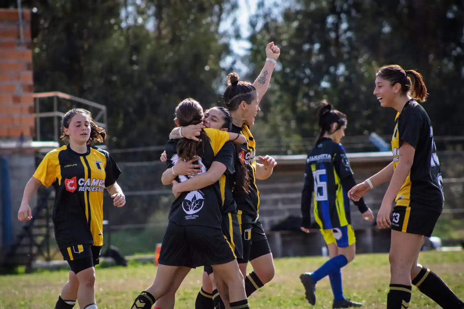 Fútbol femenino: Huracán y Colegiales son líderes