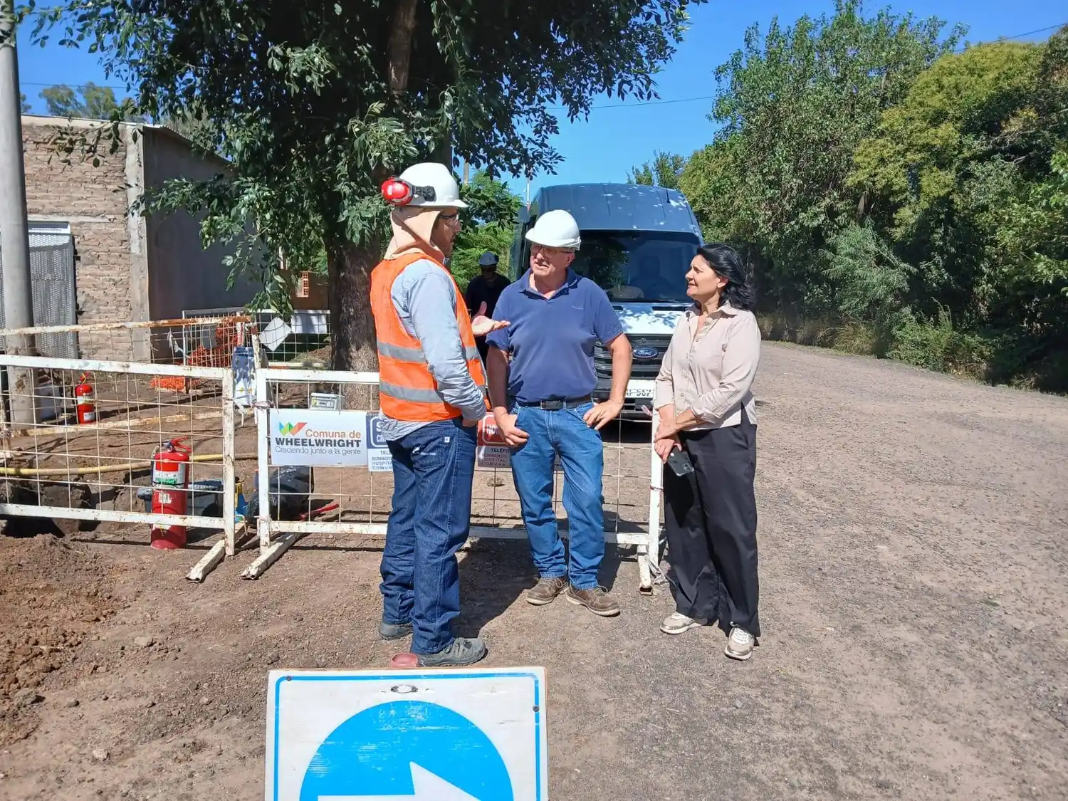 La presidenta comunal (derecha) supervisó la finalización de la obra.