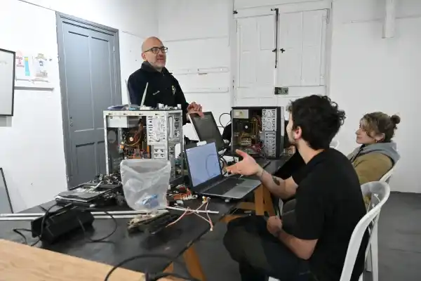 La municipalidad trabaja en la recuperación de cámaras de seguridad dañadas para su reutilización