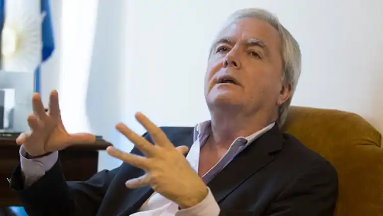 Deuda eterna: Para Pinedo, "el bono a cien años es algo simbólico"