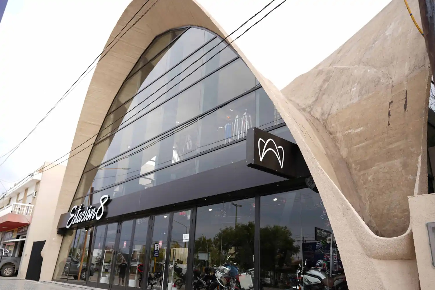 Desde el exterior, la silueta del paraboloide recupera su protagonismo como ícono arquitectónico