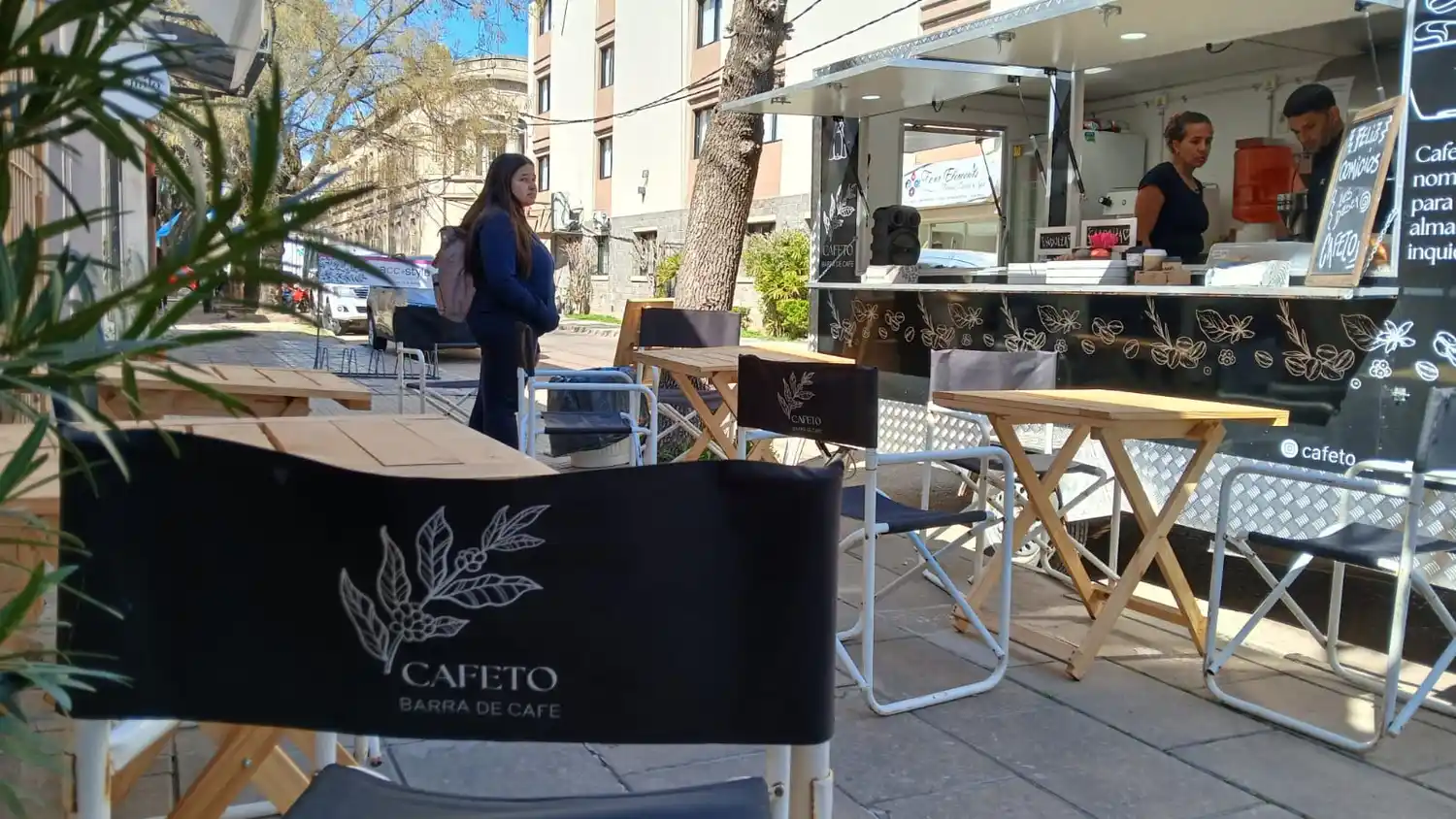 cafeto en la puerta de la opinión