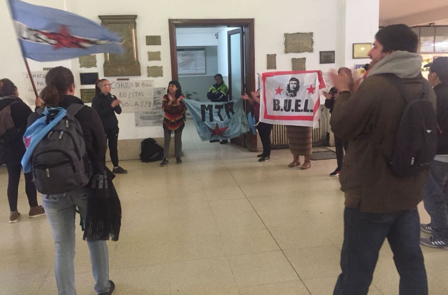 Organizaciones trasladaron su protesta adentro del Palacio Comunal