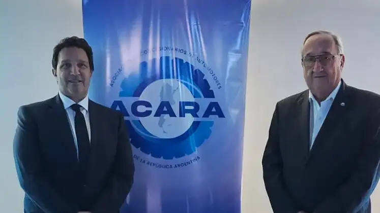 Sebastián Beato, presidente de Acara, junto al intendente Miguel Lunghi.