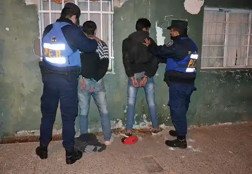 Quisieron robar una moto y fueron detenidos: tienen 21 y 16 años